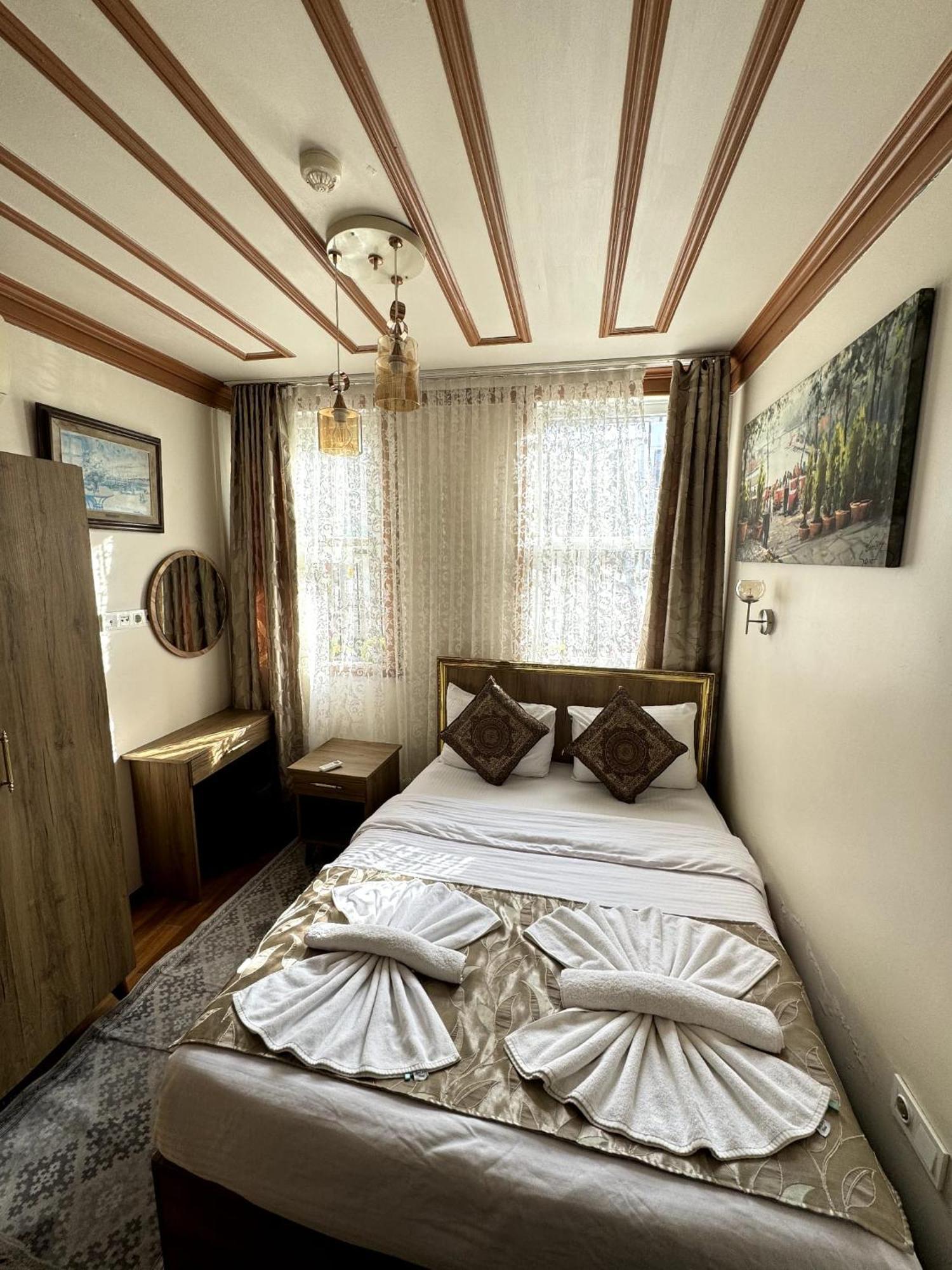 April Hotel Istanbul Exterior photo